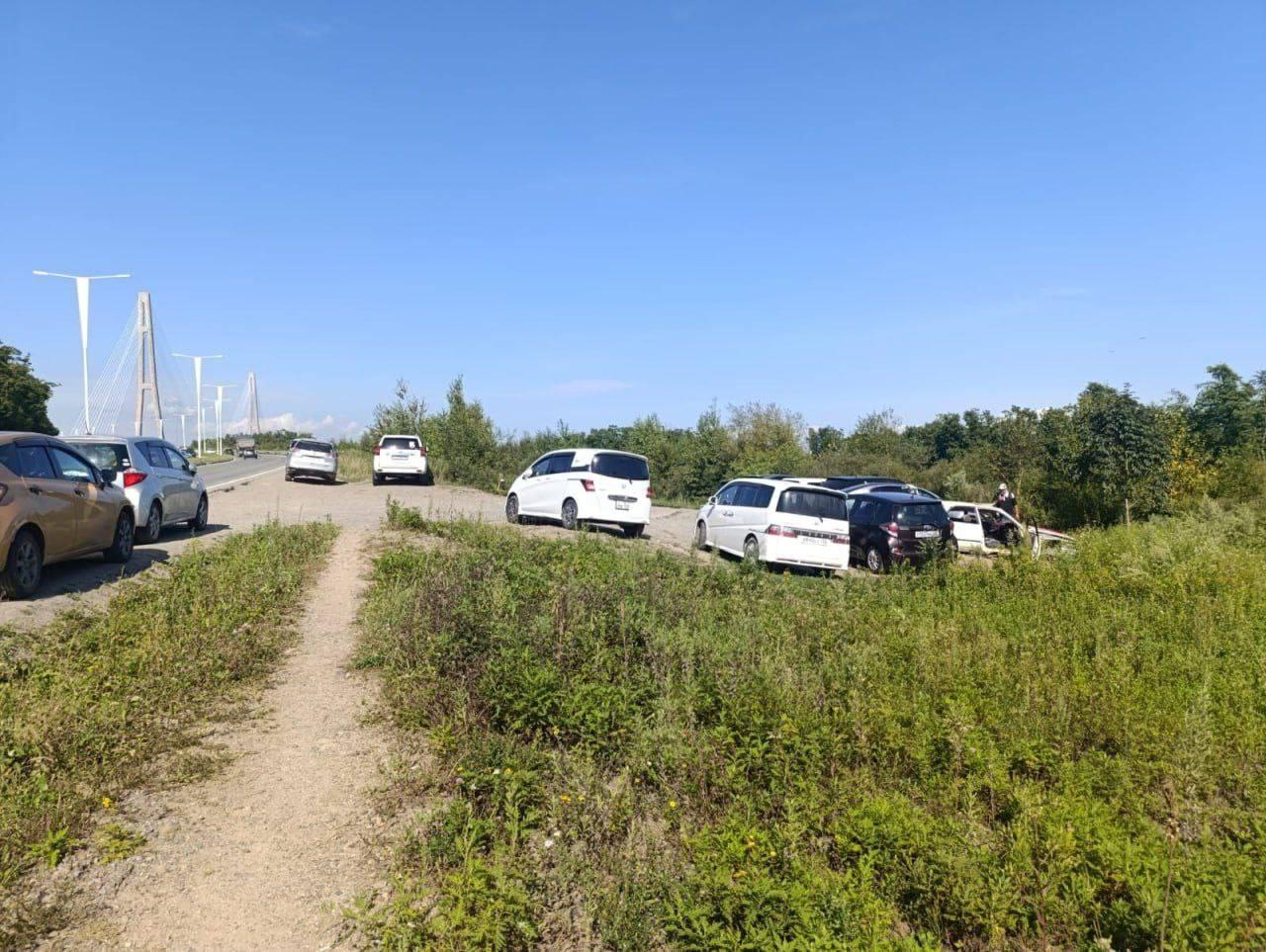 На Русском неизвестные ублюдки изуродовали припаркованную машину.