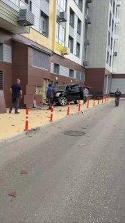 В ЖК на Барвихинской улице автомобиль протаранил фасад здания 🇷🇺 Источник: ЧП...