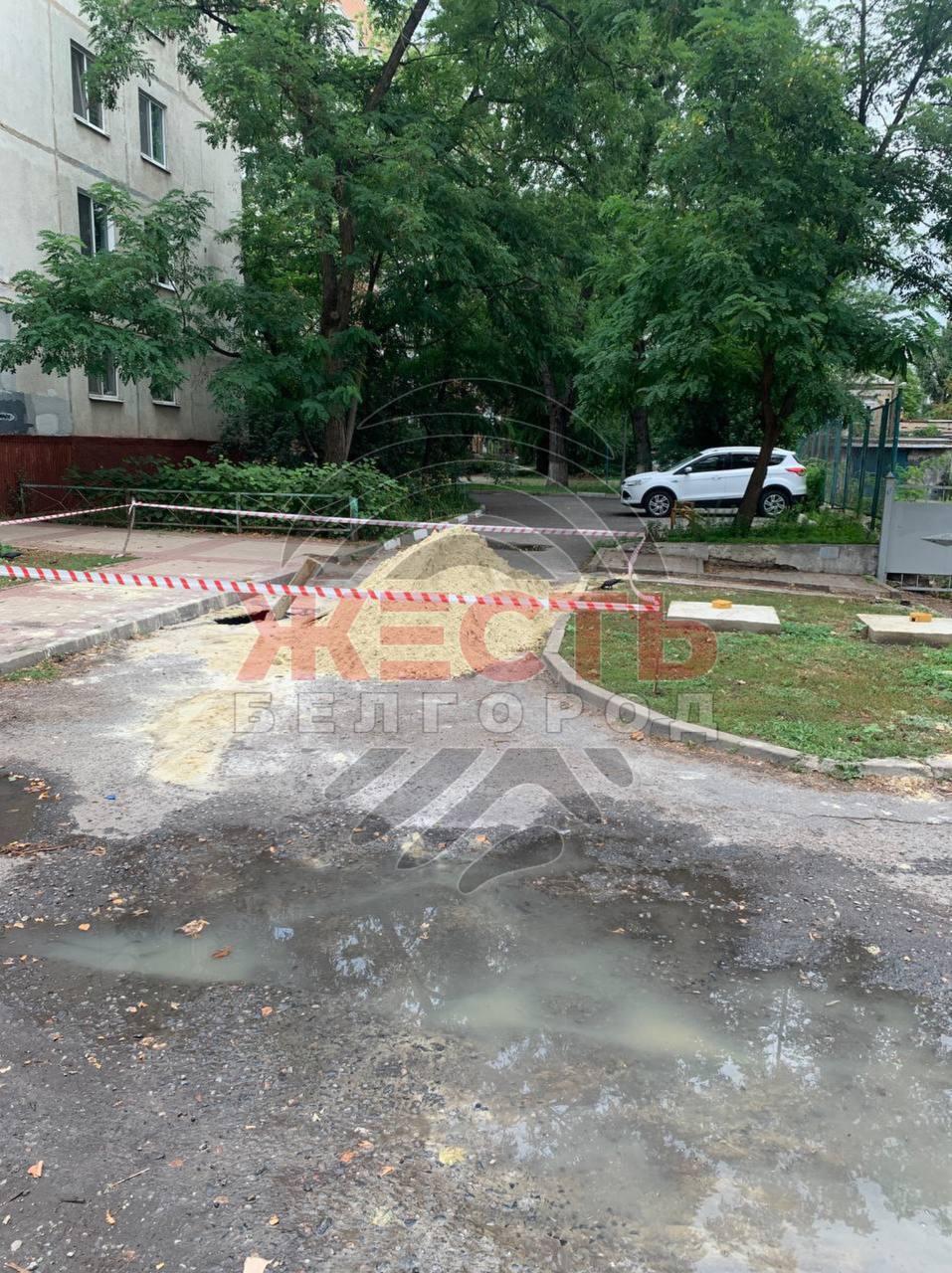 Во дворе дома № 18 по улице Победы уже около месяца не ремонтируют провалившийся асфальт