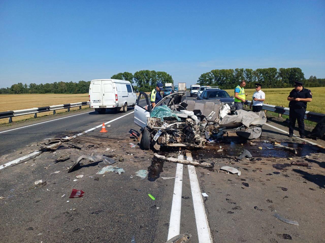 Полицейские устанавливают обстоятельства смертельной аварии на трассе в Канском районе