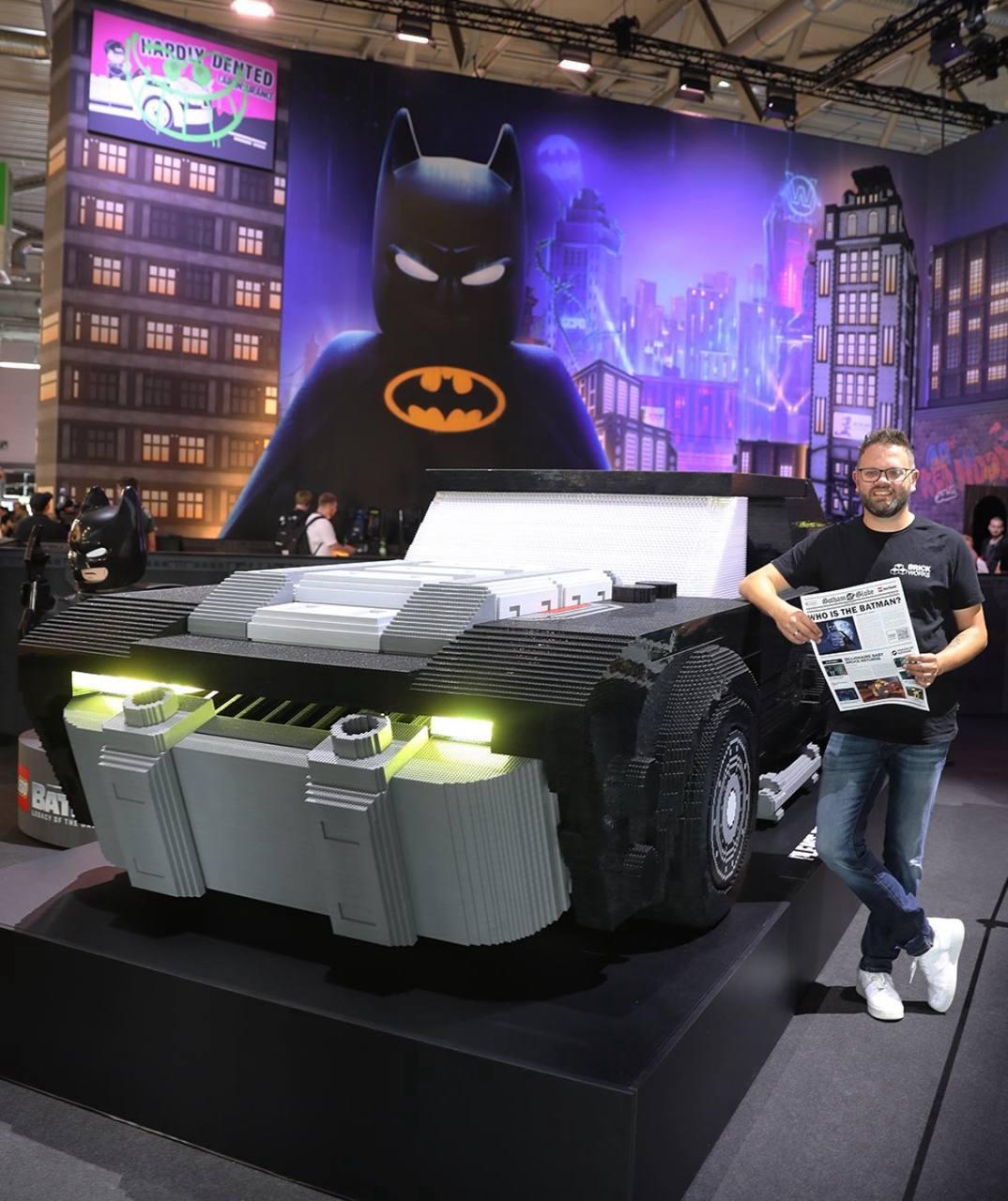 Для промо новой игры Lego Batman: Legacy of the Dark Knight собрали настоящий Бэтмобиль — полностью из кубиков LEGO. На проект ушло 500 тысяч деталей, а на сборку команда потратила 1300 часов.