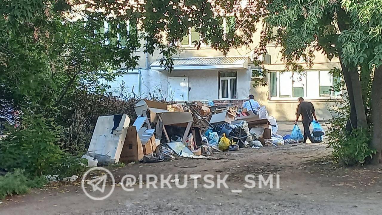 Во дворе на Декабрьских Событий в Иркутске появилась настоящая свалка. Жители...