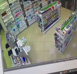 В московской аптеке посетитель-фетишист следил за девушкой, чтобы заглянуть под юбку.