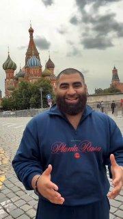 Блогер Арсен Маркарян прилетел в Москву — вероятно, чтобы проводить тренинги и зарабатывать.