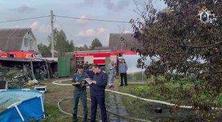 Два ребенка 2 и 4 лет погибли при пожаре в частном доме под Клином....