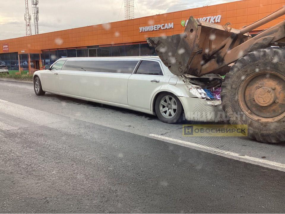 Очень сильно необычное ДТП произошло на Бердском шоссе Трактор врезался в...