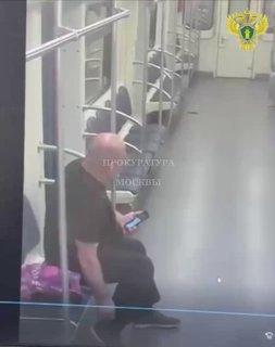Невнимательный пассажир выронил в вагоне метро свой мобильный телефон стоимостью 12 тыс рублей.