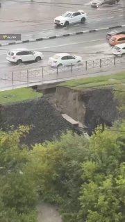 Дождь сильно размыл грунт, из-за чего появилась угроза провала дороги возле...