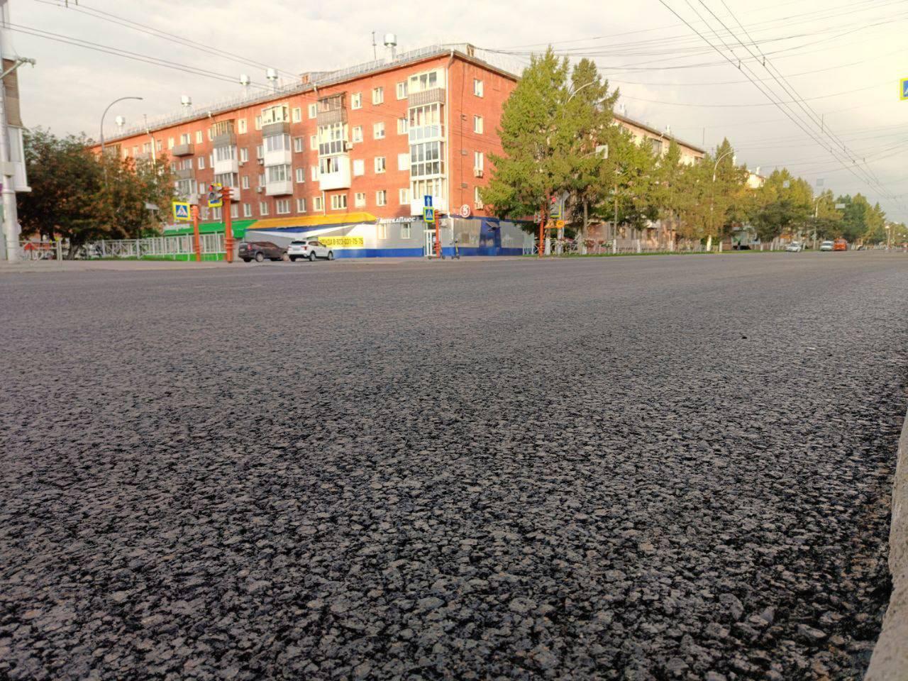 Новый асфальт уложили на Красноармейской в районе перекрестка с 50 лет...