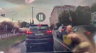 Проспект Московский. Очень странное поведение водителя гранты 🇷🇺 Источник: ЧП...