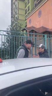 «Ты раб, раб русских» Жители в химкинском ЖК сняли конфликт прохожего и...