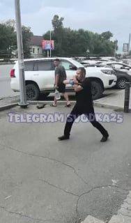 Во Владивостоке мужчина с ножом ранил прохожего на остановке