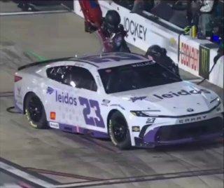 На NASCAR Cup Series победило ДОБРО — у пилота прямо после пит-стопа оторвалось колесо, но неожиданно помощь пришла от механиков соперников.