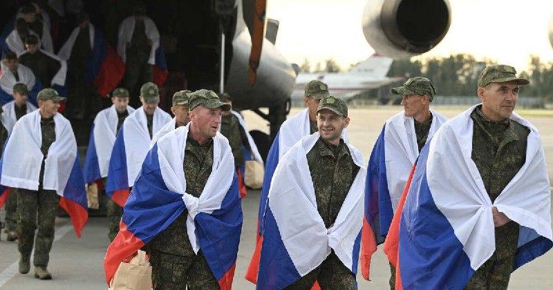 Трое свердловчан вернулись домой в результате обмена пленными с Украиной. С...
