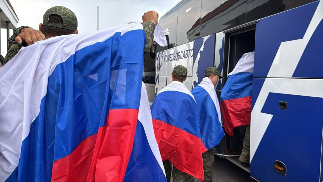 Трое свердловчан вернулись домой в результате обмена пленными с Украиной. С...