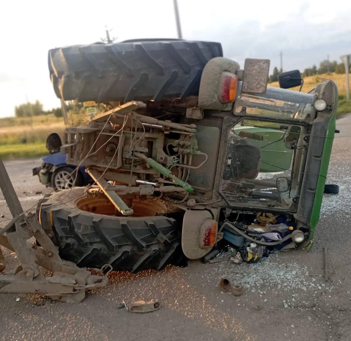 Вчера в Почепском районе произошла серьезная авария с участием трактора...