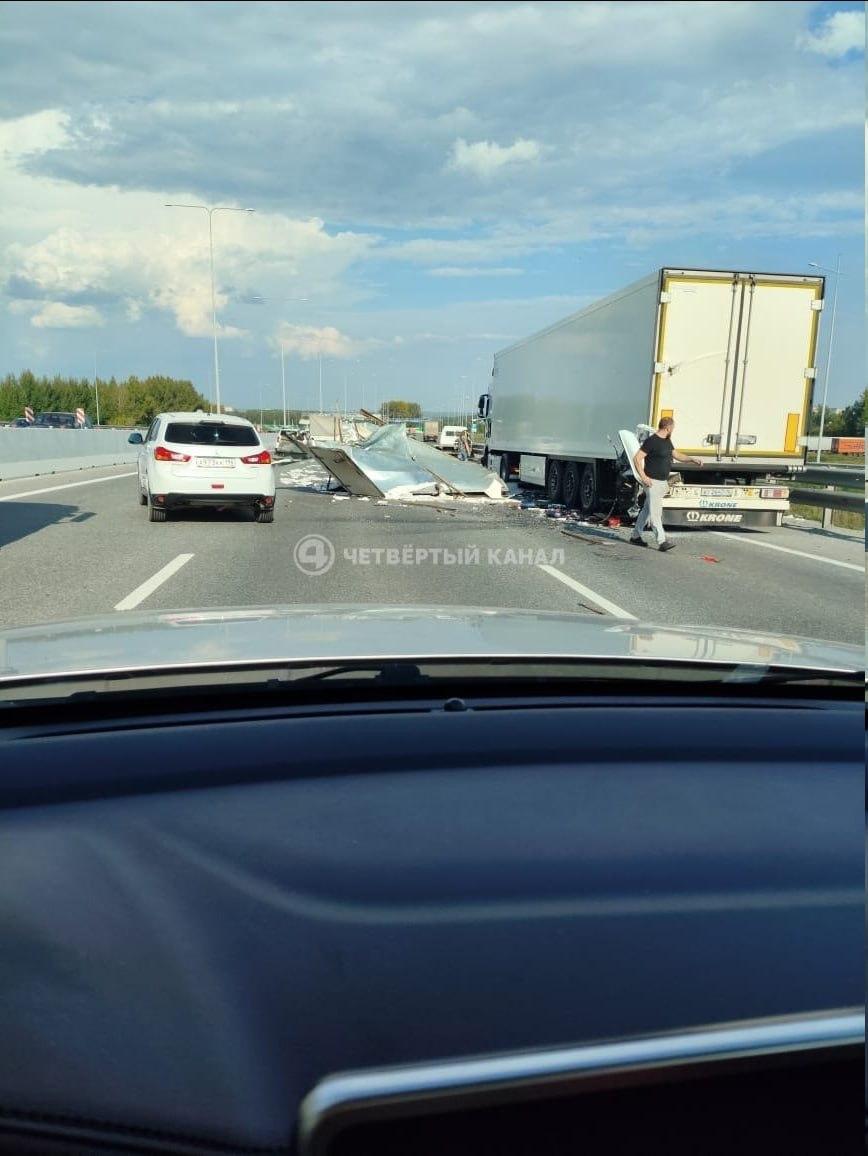 На ЕКАД столкнулись фура и Газель По словам очевидцев, ДТП произошло на...