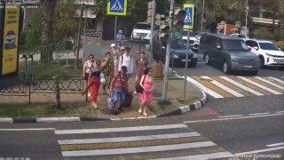 Водитель протаранил толпу людей на «зебре» в центре Сочи