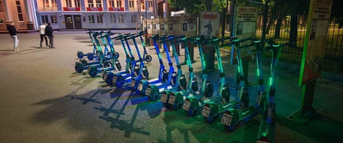 В Брянске 9-летний мальчик на электросамокате сбил женщину и её дочь.