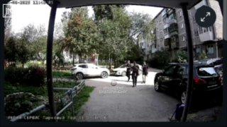 В Пионерском районе подростки разукрасили дверь подъезда Инцидент произошел...