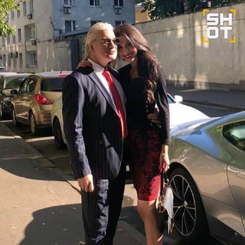Бизнесмен Сергей Белюскин умер, врезавшись в отбойник на элитном спорткаре Aston Martin под Живописным мостом в Москве.