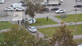 Легковой автомобиль вылетел на газон и перевернулся, задев дерево в Митино