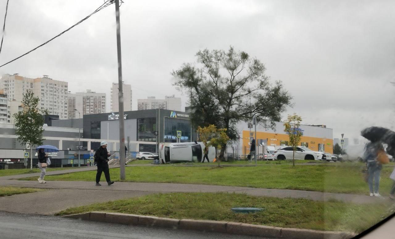 Легковой автомобиль вылетел на газон и перевернулся, задев дерево в Митино