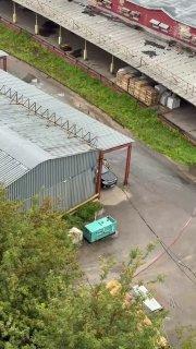 Люди жалуются, что на территории бывшего ликеро-водочного завода «Кристалл»...