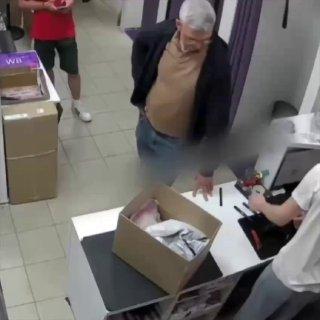 Мужчине не понравилось, как сотрудник обращался с его заказами. 🔞 Подпишись -...
