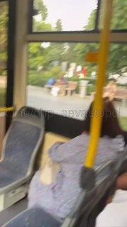 Солевой перформанс из Крыма — голый шизик с членом в руках бегал по улицам и требовал у прохожих «найти яйца».