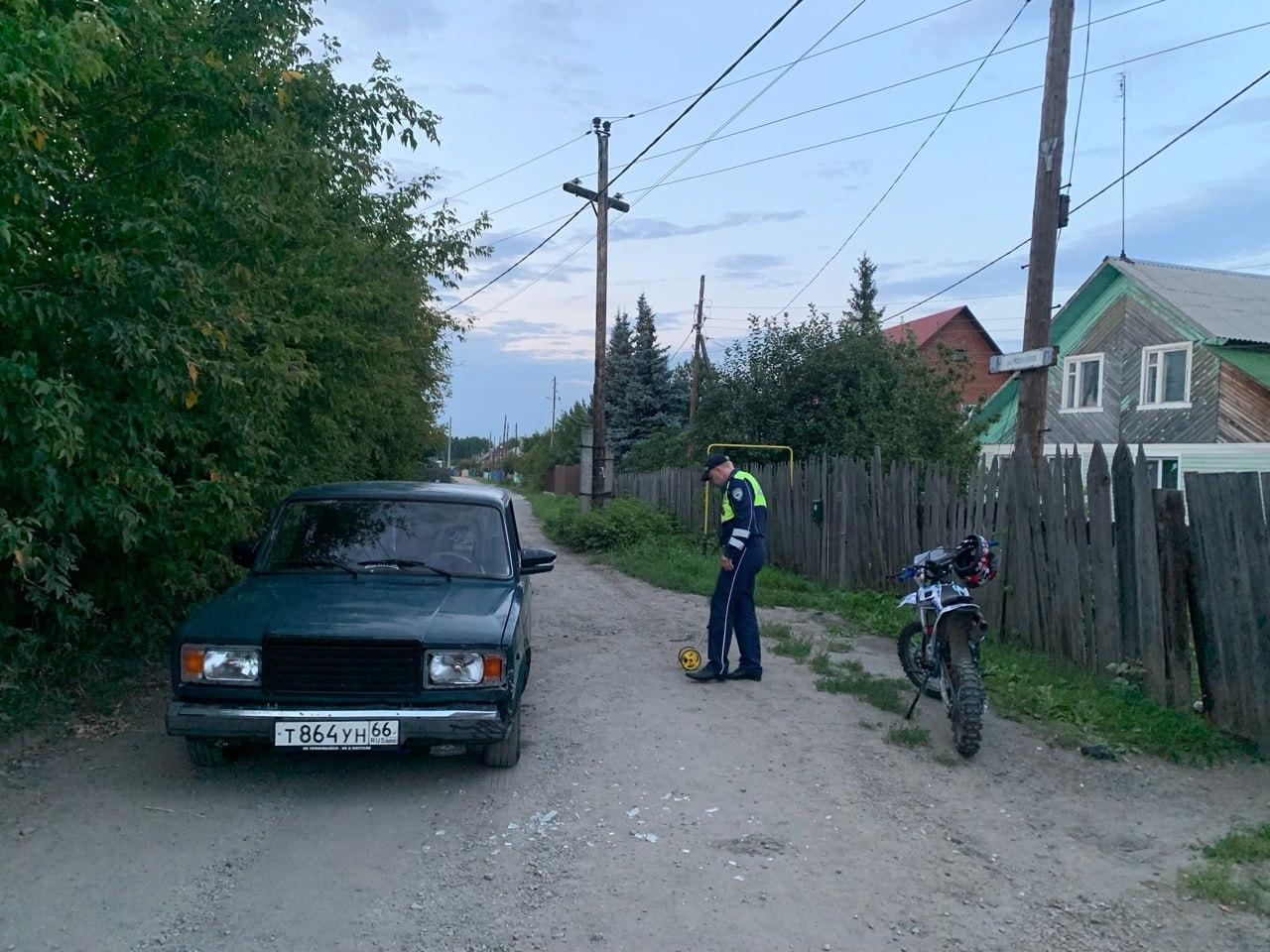 В Белоярском 11-летняя девочка без прав на питбайке врезалась в стоящий ВАЗ...