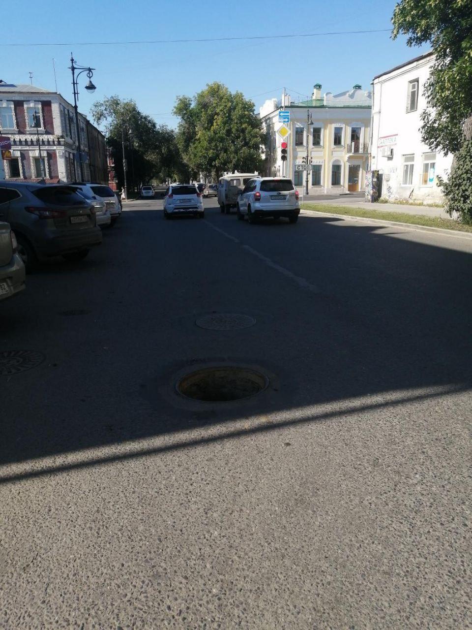 На улице Кобозева уже третий день на проезжей части открыт люк. 🇷🇺 Подпишись...