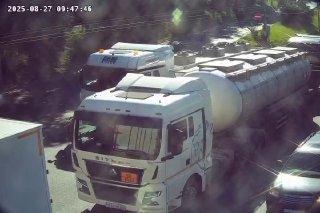 Водитель легковушки на Владимировской В Новосибирске решил проехать между...