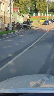 В Сергиевом Посаде «Тойоту» с шестью молодыми парнями занесло на скорости и намотало на столб.