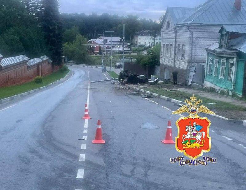 В Сергиевом Посаде «Тойоту» с шестью молодыми парнями занесло на скорости и намотало на столб.