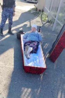 Женщина устроила перфоманс с яйцами и гробом в Алтайском крае