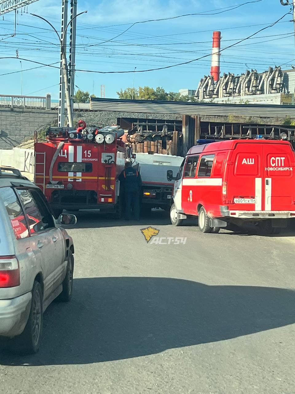 Пожарный расчёт попал в ДТП на площади Труда, врезавшись в бортовой грузовик