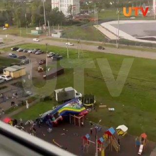Батут с детьми перевернуло сильным ветром в Уфе. Пострадало четверо детей...