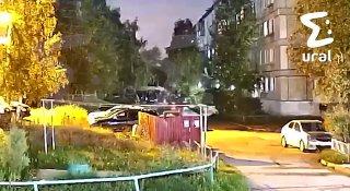 Эпик из Краснотуринска: парень принёс петарду к пятиэтажке и взорвал её перед...
