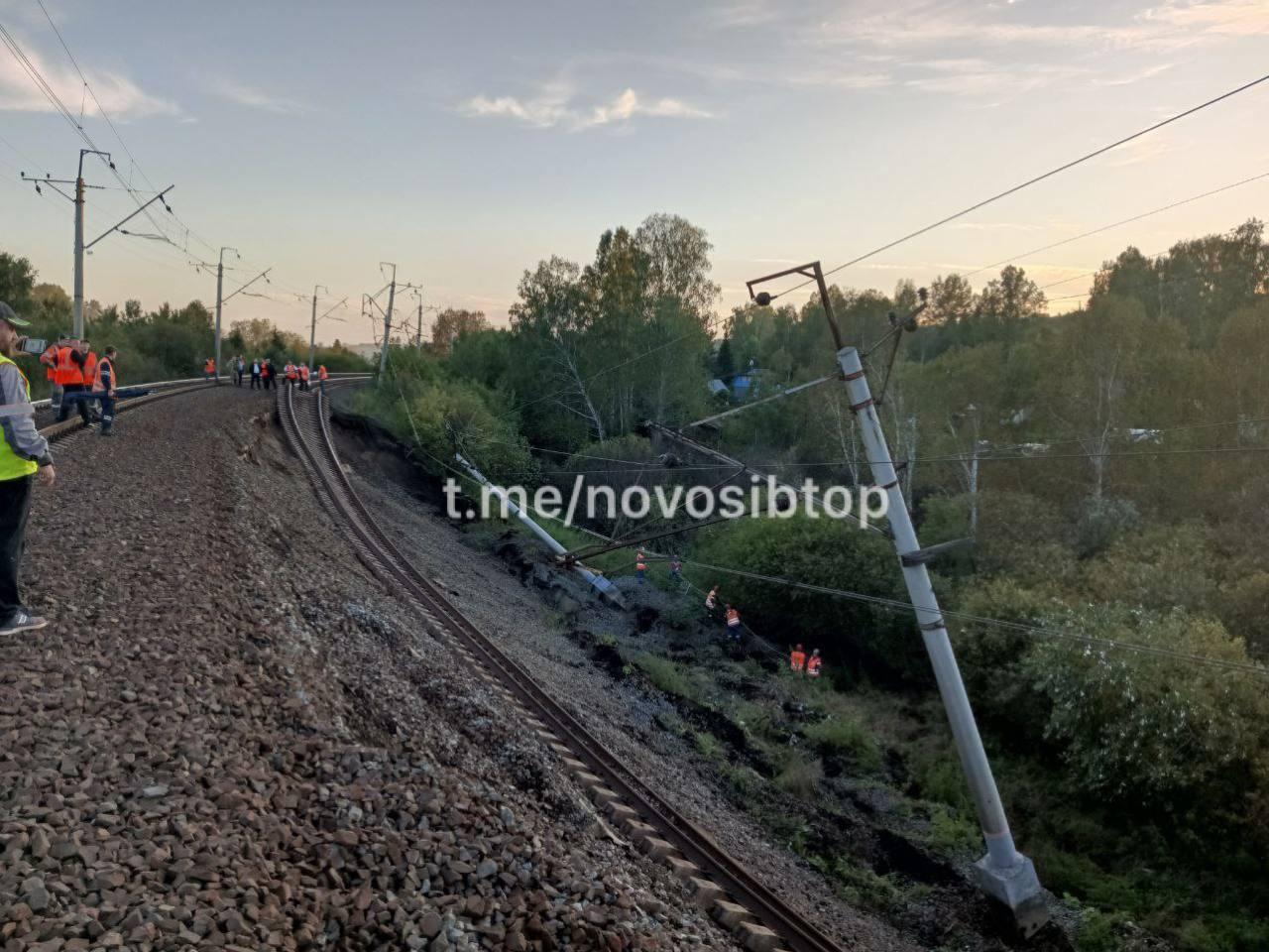 Более 100 человек восстанавливают размытую железную дорогу на перегоне...