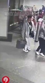 В Московском метро иностранная специалистка ударила работницу метро из-за...
