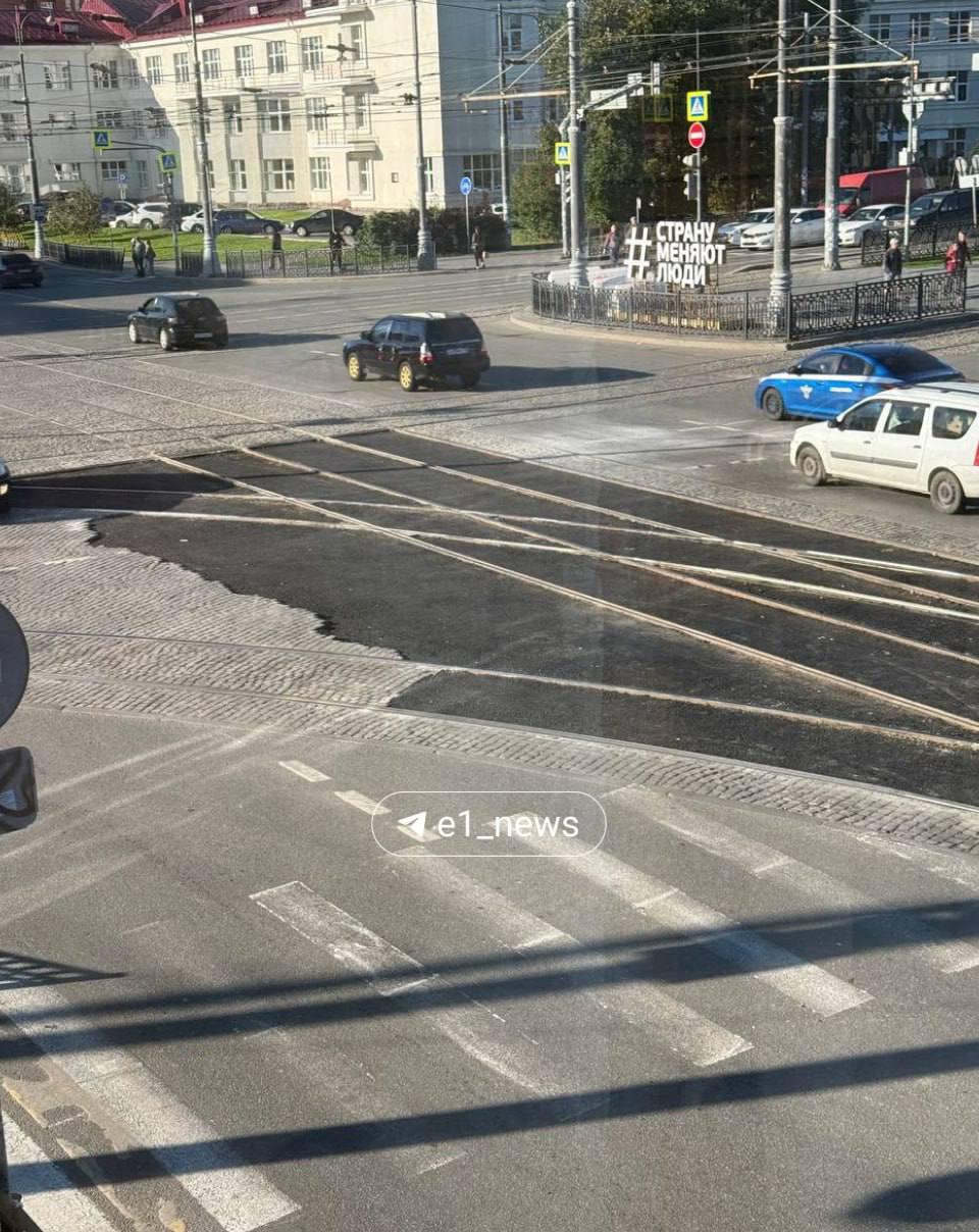На перекрёстке Московской и Ленина начали убирать плитку, из-за которой замедлялся поток машин