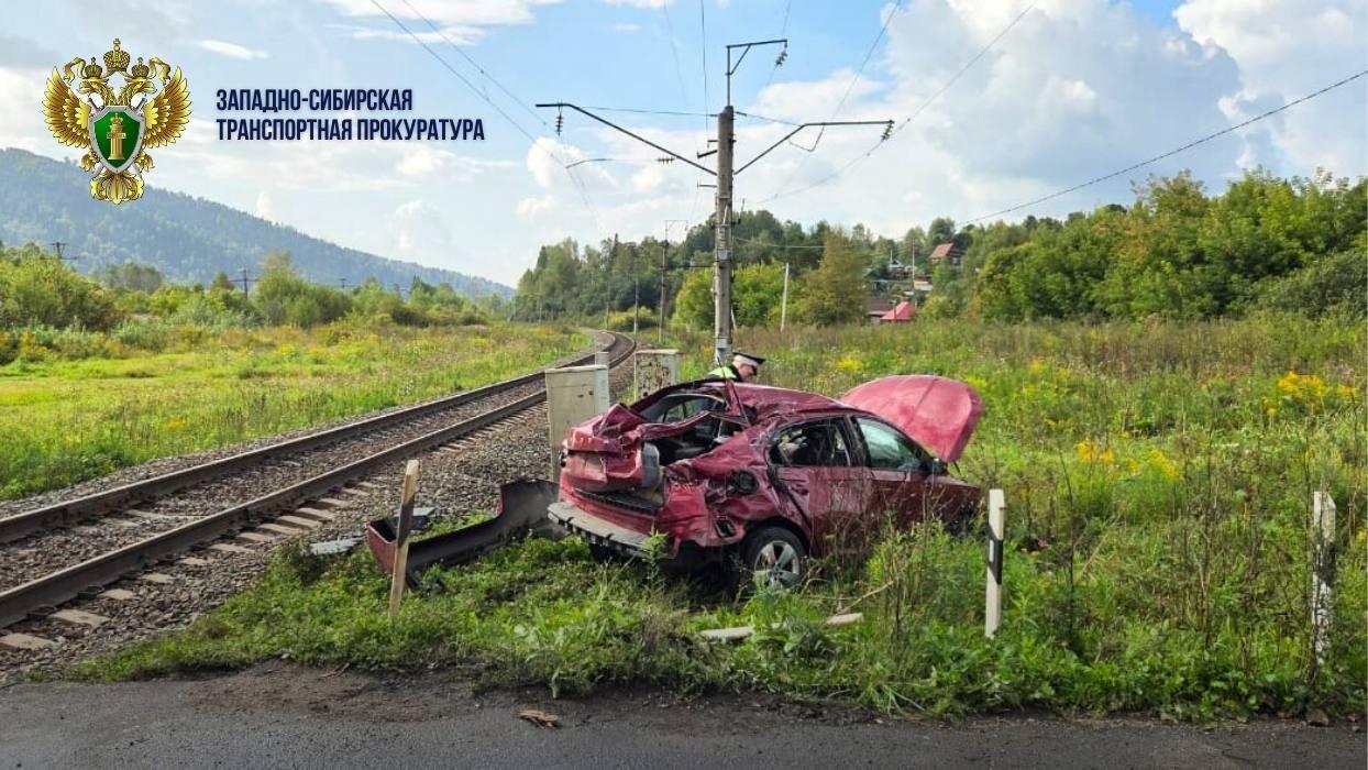 Мотриса столкнулась с легковушкой на железнодорожном переезде в Кузбассе....