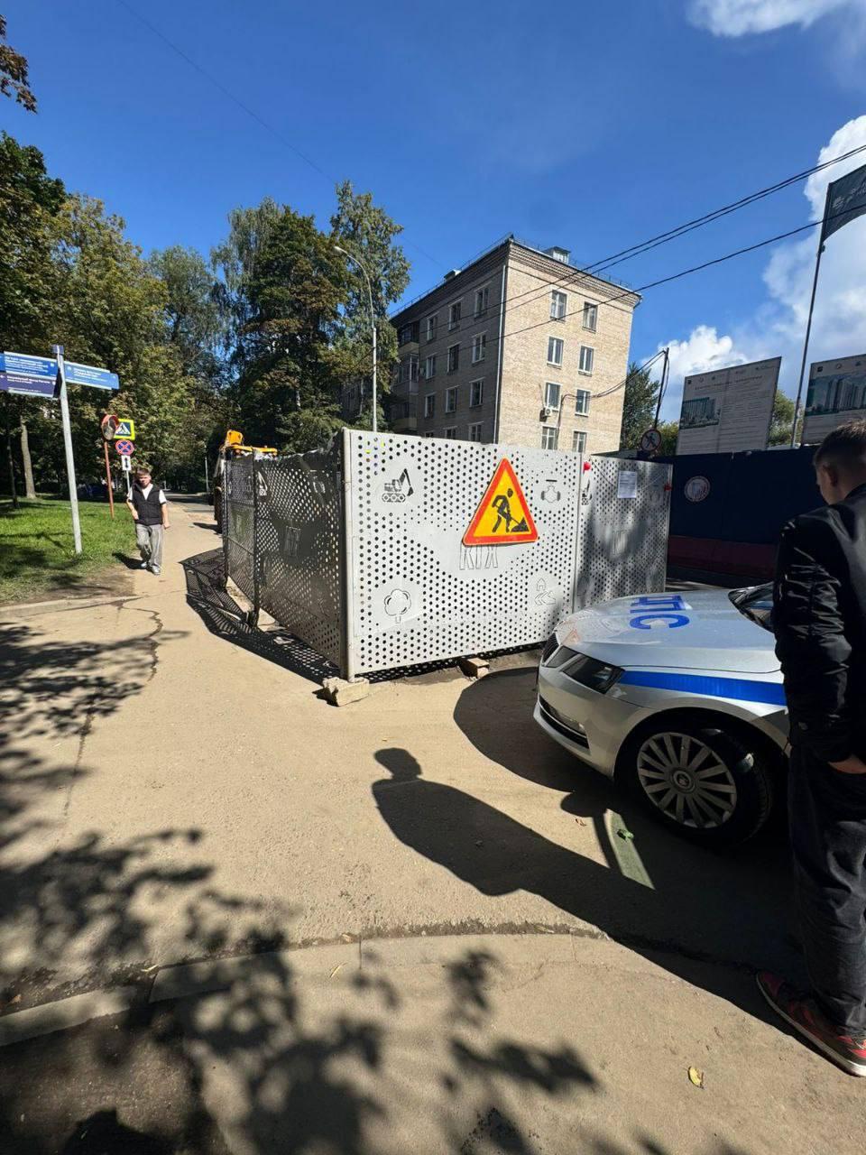 Самокатчик-курьер врезался в 9-летнюю девочку, пытаясь объехать огороженный участок дороги на улице Константинова