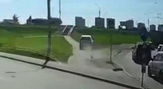 У этого водителя точно сдали нервы Водитель не захотел стоять в пробке на...