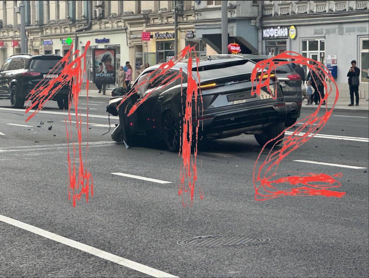 Дорогое ДТП произошло в центре Москвы на Тверской улице.