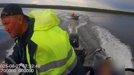 Ребенок и двое взрослых дрейфовали на лодке с заглохшим мотором в...