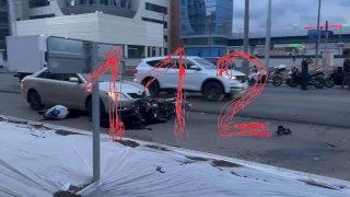 Страшное ДТП на перекрестке в Бутово. Мотоциклист на полном ходу влетел в иномарку.