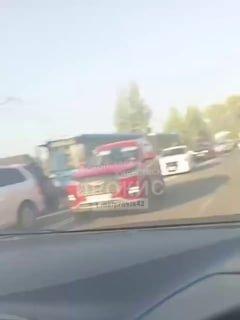 Жесткое ДТП произошло в Прокопьевске на улице Серова в районе ПЗША. Судя по...