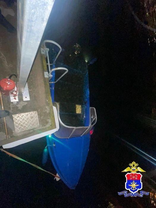 Три человека едва не утонули на катере на Малой Невке. Маломерное судно...